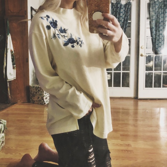 Vintage Tops - Vtg. Embroidered floral top